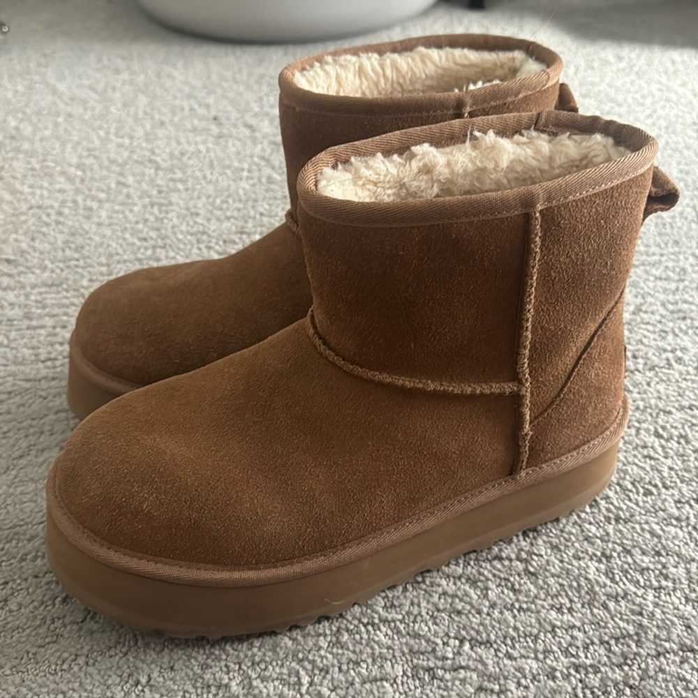 Platform kids uggs size 6Y fits a women’s 8. 
Selling bc they don’t fit me